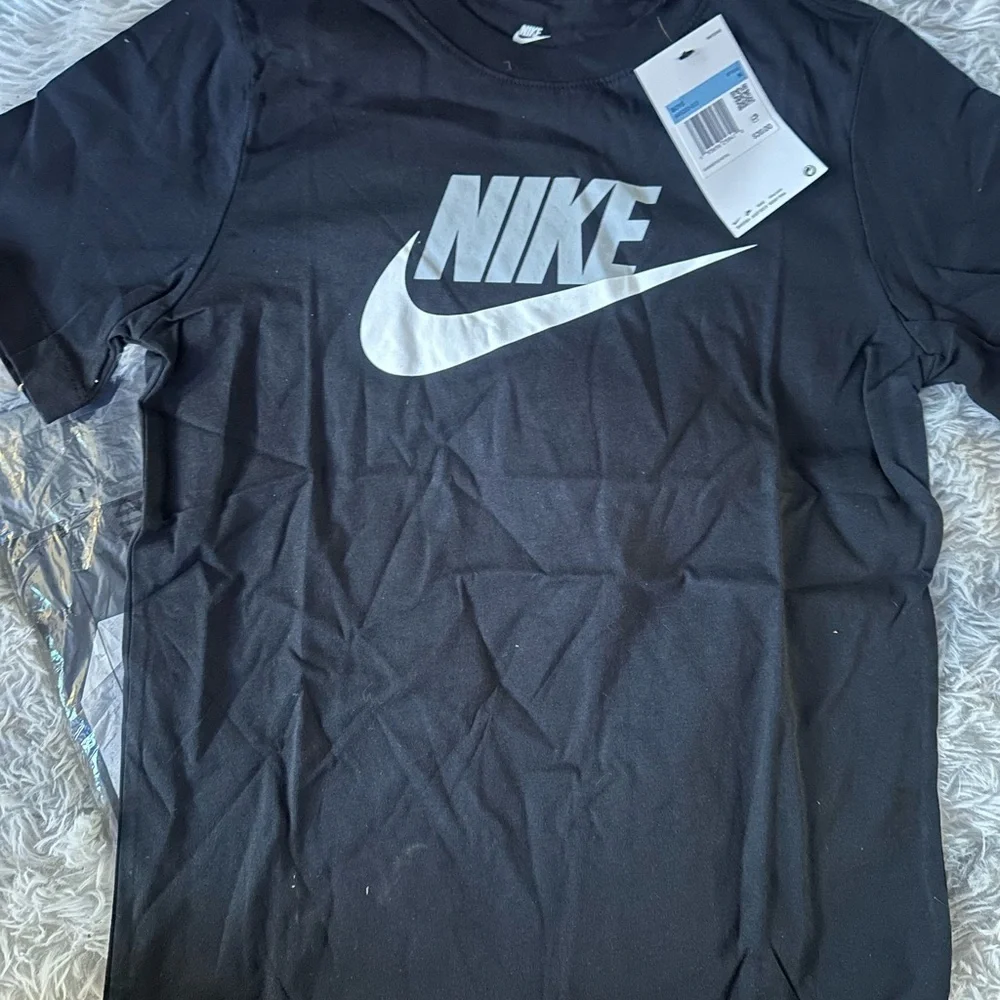 Nike Boys Black T-Shirt - The Nike Tee - Gray White Nike Swoosh Front - NEW M